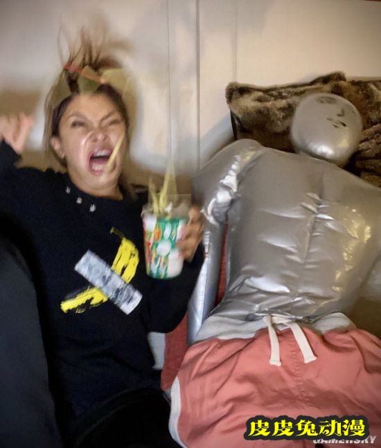 网红美女居家的“理想与现实” 原来美照都是摆拍