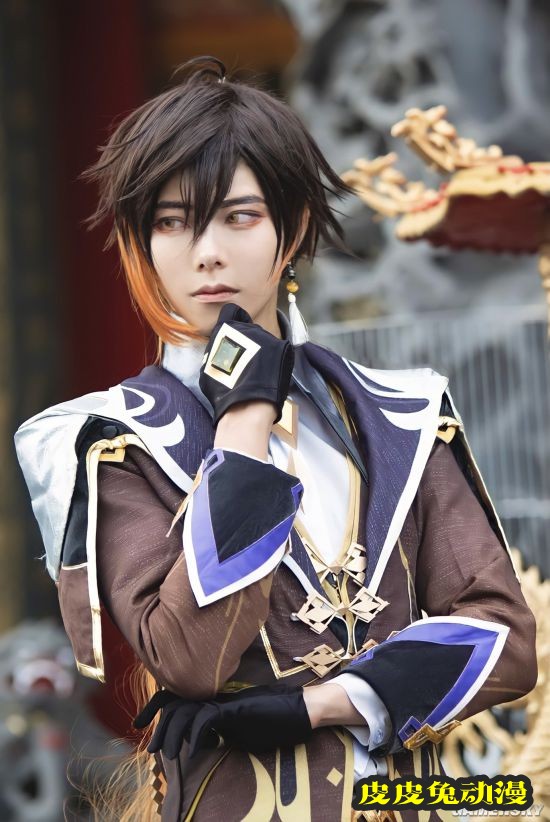 日本COSER模仿JOJO立走红 腹肌马甲线亮眼