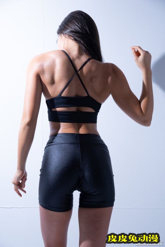 日本COSER模仿JOJO立走红 腹肌马甲线亮眼