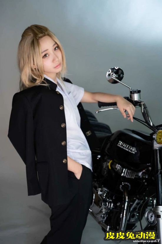 伊织萌参演电影《东京复仇者》 晒优雅礼服美照