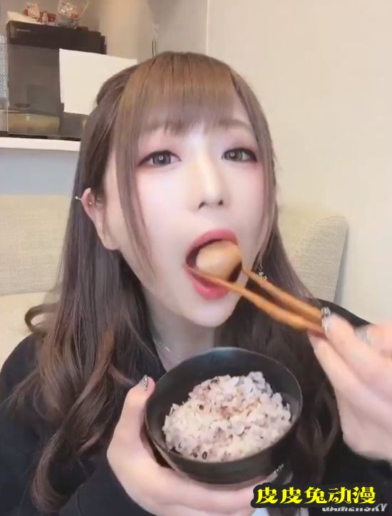 日本女主播直播“翻车” 开美颜滤镜致空间扭曲被网友质疑