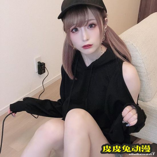 日本女主播直播“翻车” 开美颜滤镜致空间扭曲被网友质疑