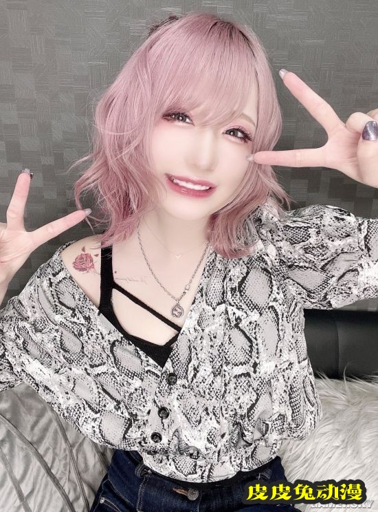 日本女主播直播“翻车” 开美颜滤镜致空间扭曲被网友质疑