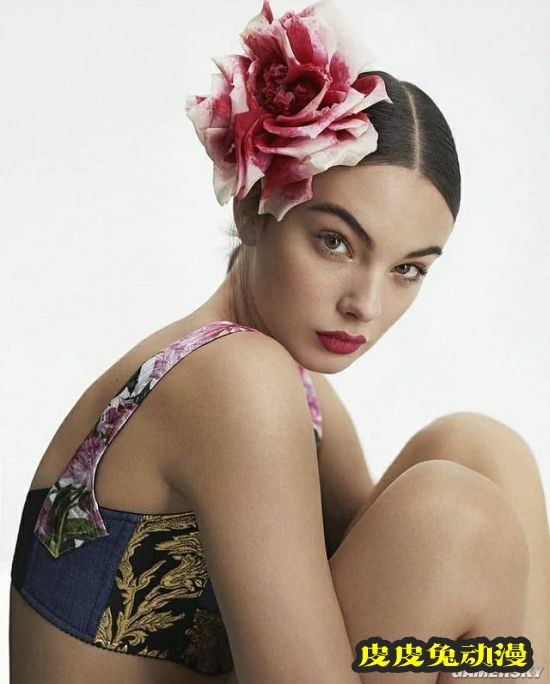 意大利女神莫妮卡贝鲁奇携女儿登杂志封面 完美继承母亲的美丽