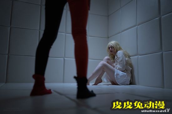 俄妹COS精分版小丑女 一双长腿白到可怕