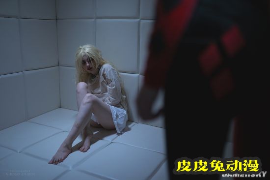 俄妹COS精分版小丑女 一双长腿白到可怕