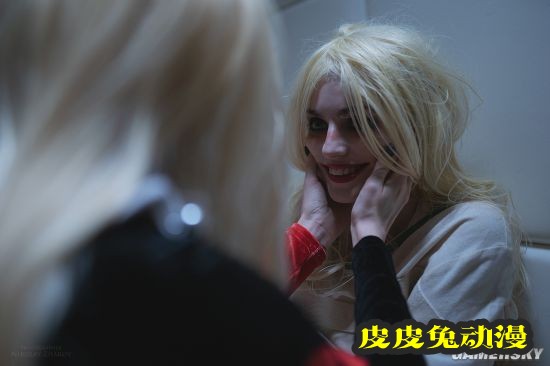 俄妹COS精分版小丑女 一双长腿白到可怕