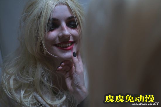 俄妹COS精分版小丑女 一双长腿白到可怕