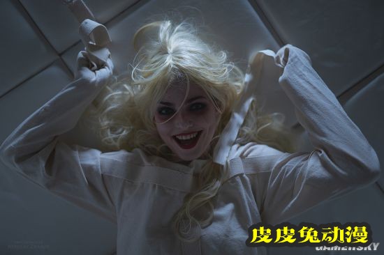 俄妹COS精分版小丑女 一双长腿白到可怕