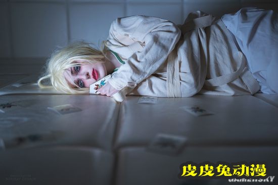 俄妹COS精分版小丑女 一双长腿白到可怕