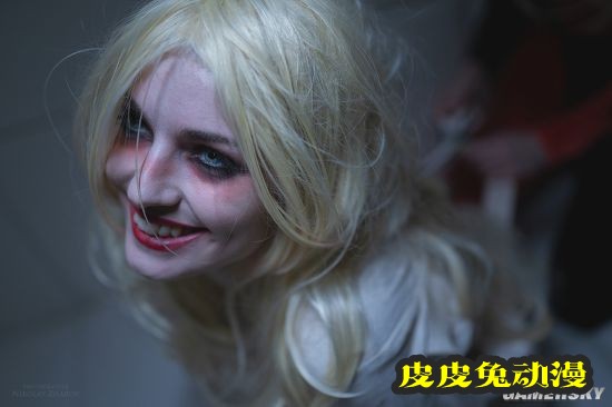 俄妹COS精分版小丑女 一双长腿白到可怕