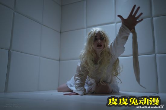 俄妹COS精分版小丑女 一双长腿白到可怕