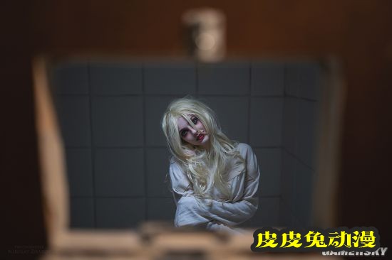 俄妹COS精分版小丑女 一双长腿白到可怕