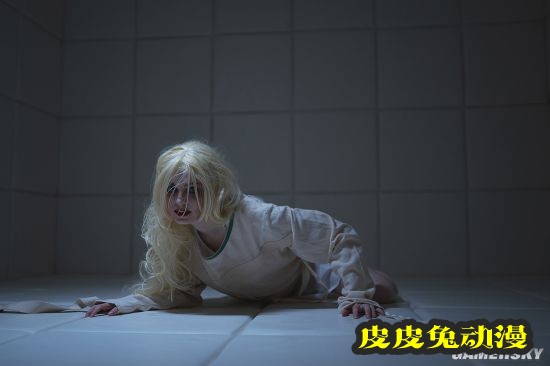 俄妹COS精分版小丑女 一双长腿白到可怕