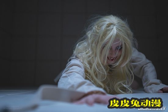 俄妹COS精分版小丑女 一双长腿白到可怕