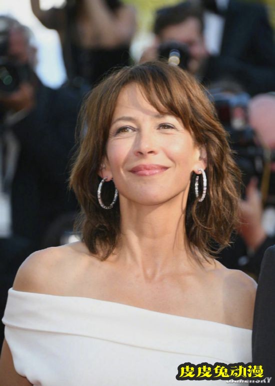 54岁法国女神苏菲玛索亮相红毯 优雅自信不回避皱纹-皮皮兔动漫