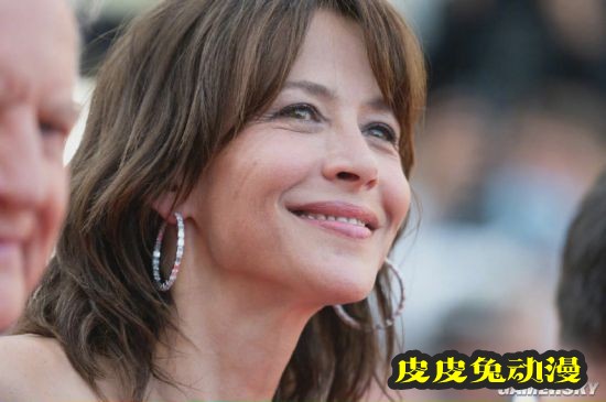 54岁法国女神苏菲玛索亮相红毯 优雅自信不回避皱纹