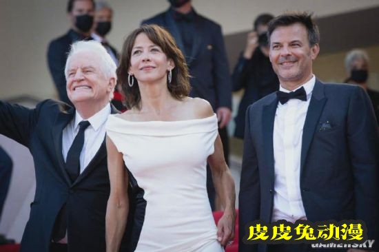 54岁法国女神苏菲玛索亮相红毯 优雅自信不回避皱纹