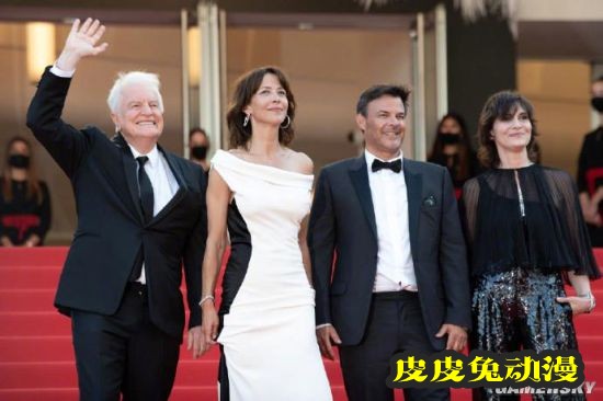 54岁法国女神苏菲玛索亮相红毯 优雅自信不回避皱纹