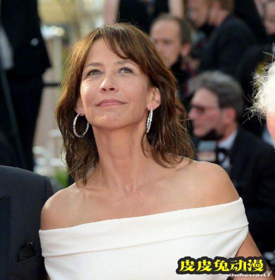 54岁法国女神苏菲玛索亮相红毯 优雅自信不回避皱纹