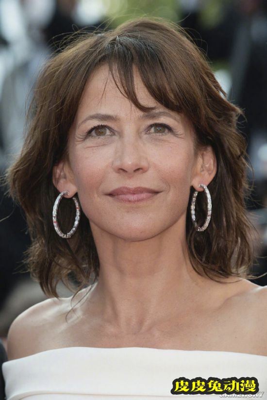 54岁法国女神苏菲玛索亮相红毯 优雅自信不回避皱纹