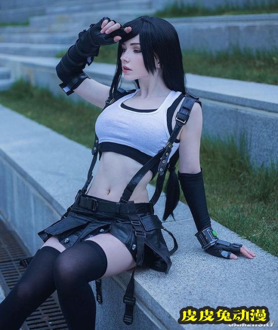 俄妹COS不同版本蒂法 纤腰短裙礼服亮眼