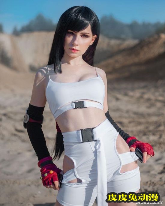 俄妹COS不同版本蒂法 纤腰短裙礼服亮眼