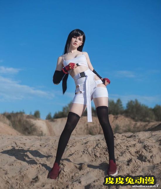 俄妹COS不同版本蒂法 纤腰短裙礼服亮眼