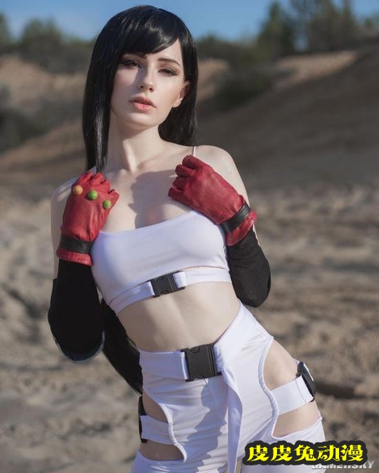 俄妹COS不同版本蒂法 纤腰短裙礼服亮眼