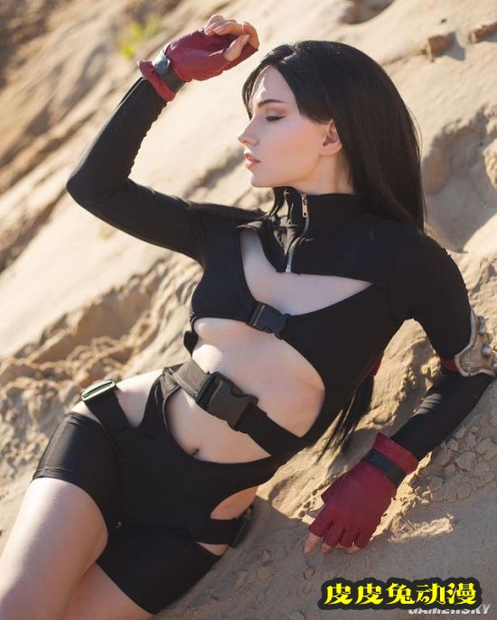 俄妹COS不同版本蒂法 纤腰短裙礼服亮眼