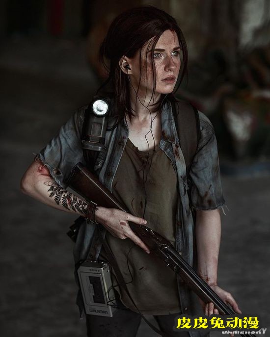 俄妹COS不同版本蒂法 纤腰短裙礼服亮眼