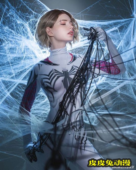 俄妹COS不同版本蒂法 纤腰短裙礼服亮眼