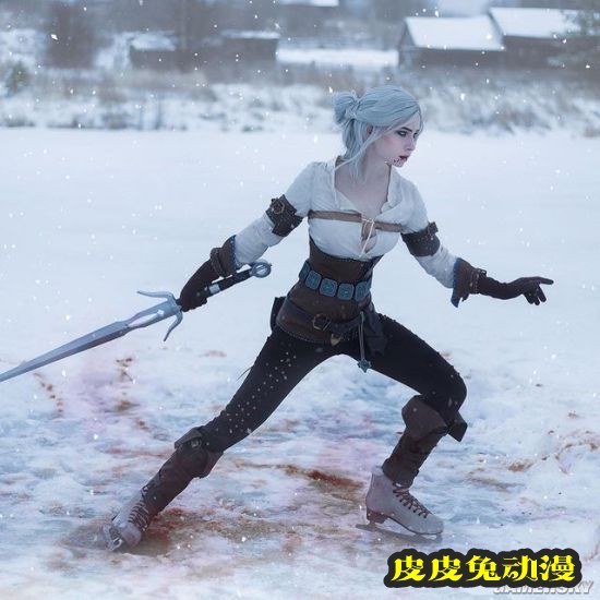 俄妹COS不同版本蒂法 纤腰短裙礼服亮眼