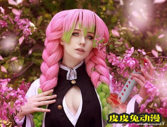 俄妹COS不同版本蒂法 纤腰短裙礼服亮眼