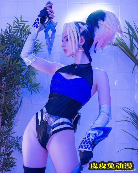 俄妹COS不同版本蒂法 纤腰短裙礼服亮眼