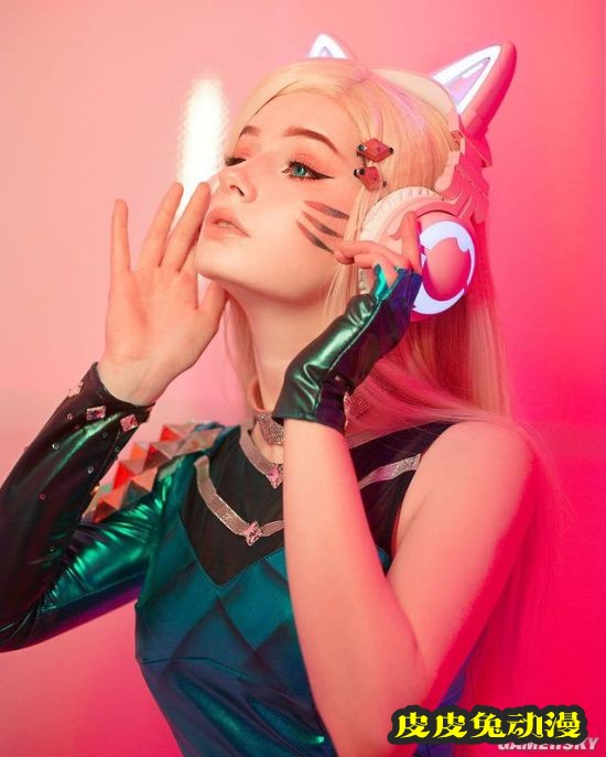 俄妹COS不同版本蒂法 纤腰短裙礼服亮眼