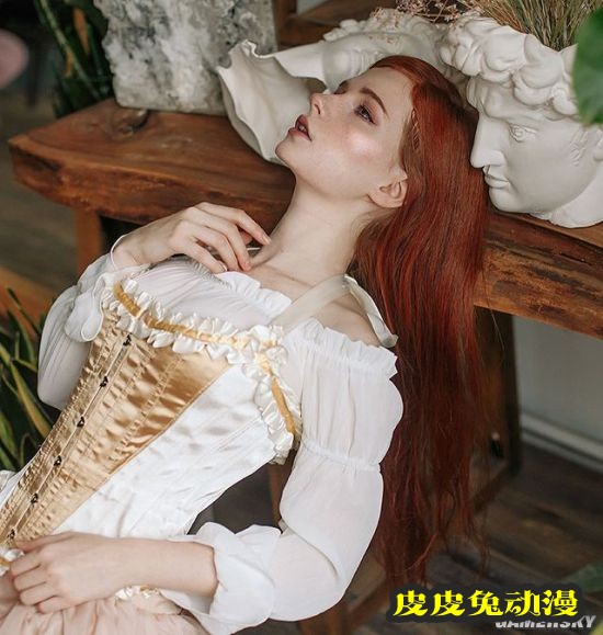 俄妹COS不同版本蒂法 纤腰短裙礼服亮眼