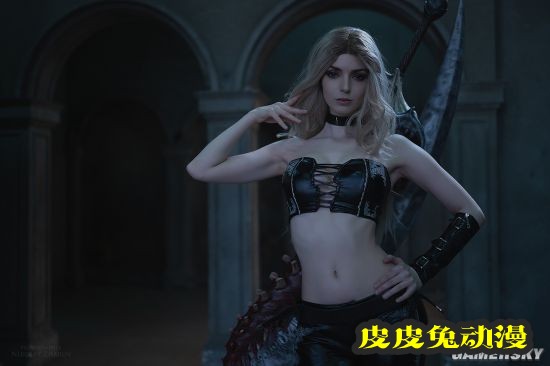 俄妹COS《鬼泣5》翠西 蛮腰皮裤的美艳魔女