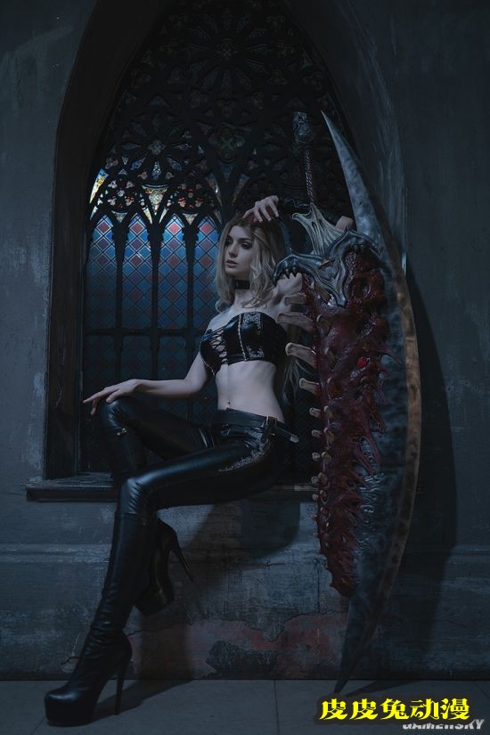 俄妹COS《鬼泣5》翠西 蛮腰皮裤的美艳魔女