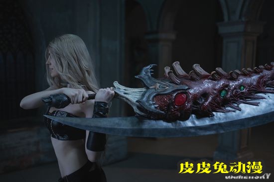 俄妹COS《鬼泣5》翠西 蛮腰皮裤的美艳魔女