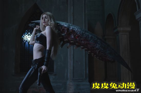 俄妹COS《鬼泣5》翠西 蛮腰皮裤的美艳魔女