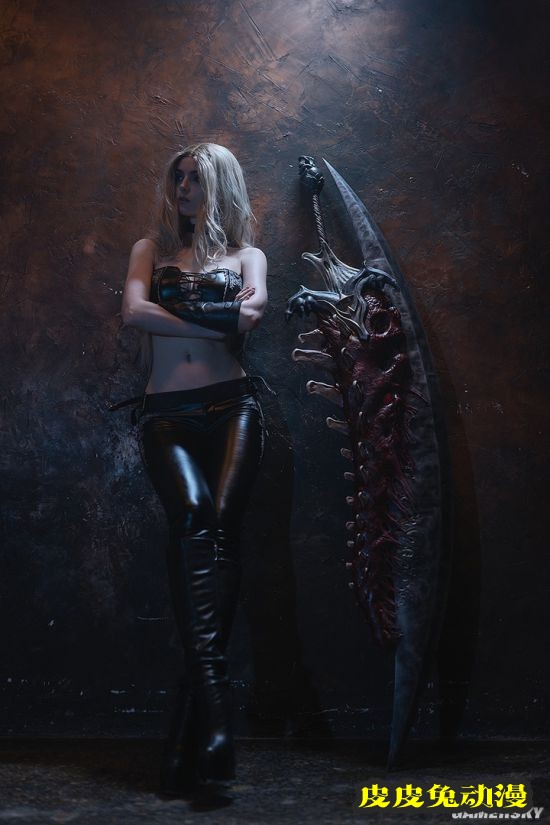 俄妹COS《鬼泣5》翠西 蛮腰皮裤的美艳魔女