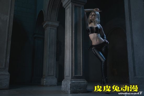俄妹COS《鬼泣5》翠西 蛮腰皮裤的美艳魔女