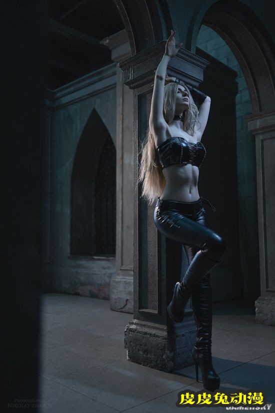 俄妹COS《鬼泣5》翠西 蛮腰皮裤的美艳魔女