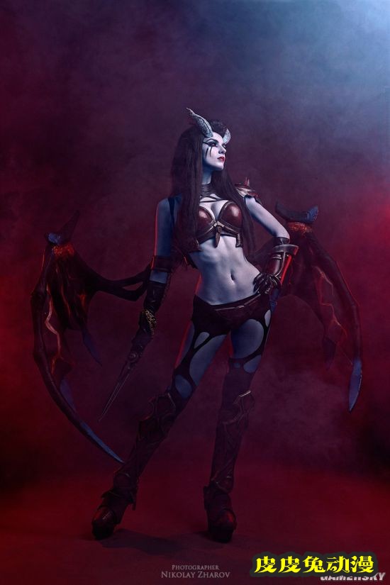 俄妹COS《鬼泣5》翠西 蛮腰皮裤的美艳魔女