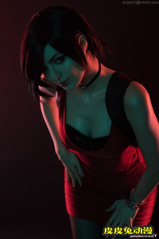俄妹COS《鬼泣5》翠西 蛮腰皮裤的美艳魔女
