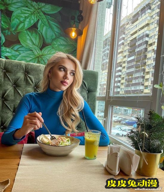 俄罗斯正妹撞脸“寡姐”走红 自称斯嘉丽约翰逊的私生女