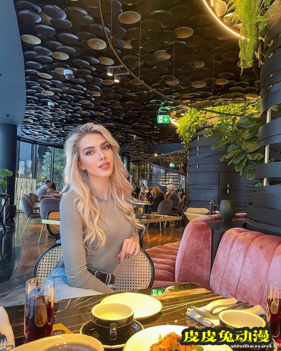 俄罗斯正妹撞脸“寡姐”走红 自称斯嘉丽约翰逊的私生女