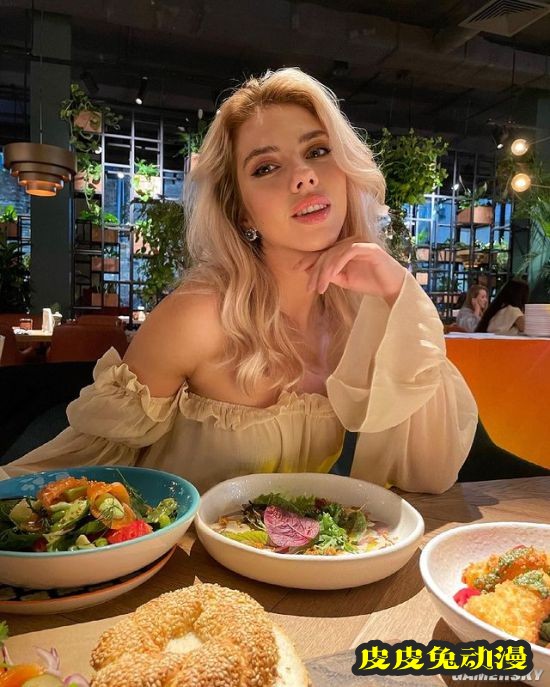 俄罗斯正妹撞脸“寡姐”走红 自称斯嘉丽约翰逊的私生女