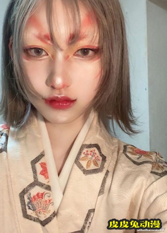 20岁日本小姐姐“整容级”化妆术 惊呆网友堪比换脸